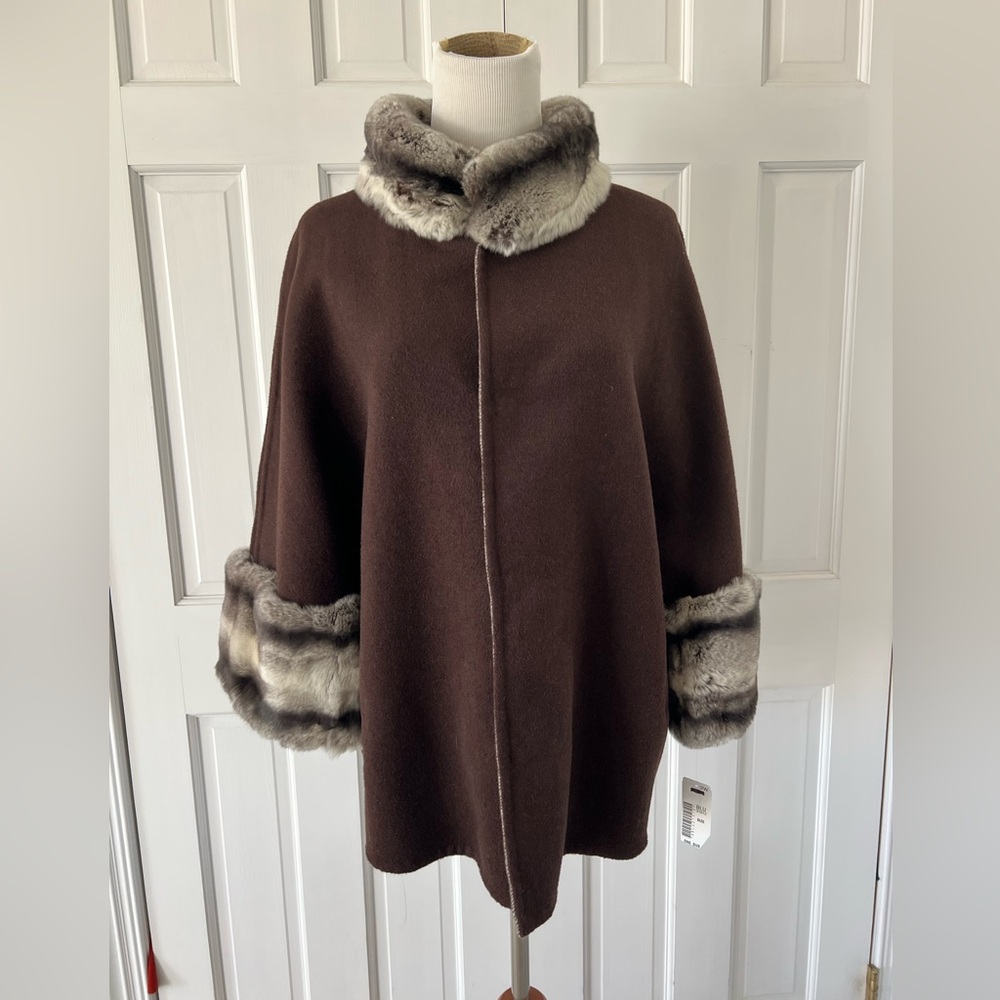 Benelle NY Heather Brown and Gray Fur-Trimmed Wrap
Cashmere / wool blend cape
OS